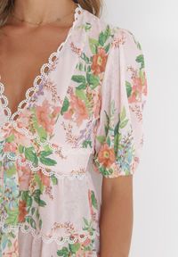 Born2be - Jasnoróżowa Rozkloszowana Sukienka Mini w Kwiaty z Koronką przy Dekolcie i Falbanką Daninia. Kolor: różowy. Materiał: koronka. Długość rękawa: krótki rękaw. Wzór: kwiaty, koronka. Długość: mini #3