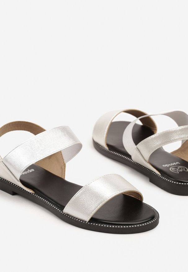 Born2be - Srebrne Sandały w Klasycznym Stylu z Nitami Redisene. Okazja: na co dzień, na spotkanie biznesowe, do pracy. Kolor: srebrny. Wzór: aplikacja. Sezon: lato. Styl: klasyczny