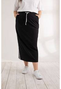 Moda Size Plus Iwanek - Czarna długa spódnica dresowa Betty XXL OVERSIZE JESIEŃ. Okazja: do pracy. Kolor: czarny. Materiał: dresówka. Długość: długie. Sezon: jesień #1