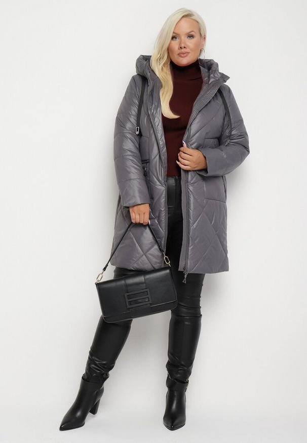 Born2be - Ciemnoszara Długa Pikowana Kurtka z Kapturem i Dwustronnym Suwakiem Eritha. Okazja: na co dzień. Typ kołnierza: kaptur. Kolekcja: plus size. Kolor: szary. Materiał: jeans. Długość rękawa: długi rękaw. Długość: długie. Styl: elegancki, casual
