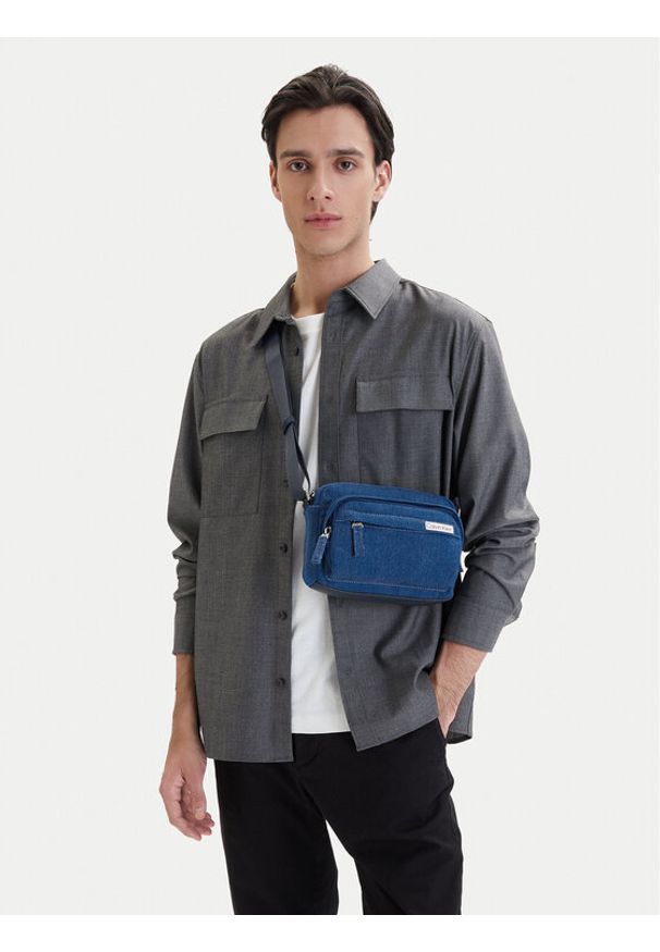 Calvin Klein Saszetka Sleek Denim Utility Camera Bag LV04D3432G Niebieski. Kolor: niebieski. Materiał: materiał