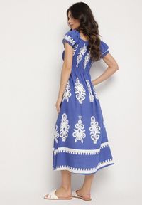 Born2be - Niebieska Sukienka o Kroju Hiszpanki Zdobiona Orientalnym Wzorem Aravine. Okazja: na co dzień. Typ kołnierza: dekolt hiszpanka. Kolor: niebieski. Materiał: jeans. Długość rękawa: krótki rękaw. Wzór: aplikacja. Sezon: lato. Styl: elegancki, casual