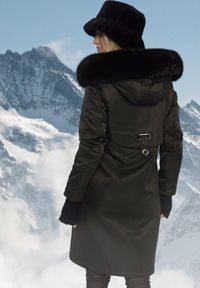 Born2be - Zielona Kurtka za Kolano ze Ściągaczem i Kapturem z Futerkiem Adoresa. Okazja: na co dzień. Kolor: zielony. Materiał: futro. Styl: casual #3