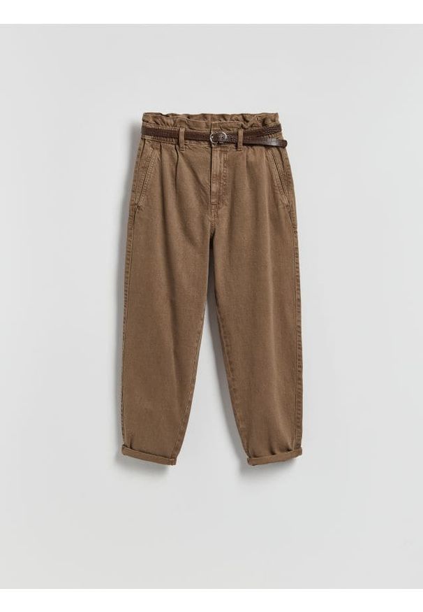 Reserved - Jeansy paperbag - brązowy. Kolor: brązowy