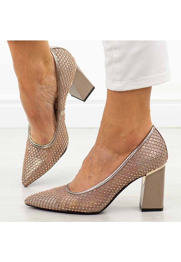 Beżowe czółenka damskie na słupku Vinceza 62211. Okazja: na spotkanie biznesowe, na ślub cywilny, na wesele, na imprezę. Kolor: beżowy. Materiał: skóra. Szerokość cholewki: normalna. Wzór: aplikacja. Sezon: wiosna, lato. Obcas: na słupku. Styl: biznesowy, elegancki, klasyczny, wizytowy