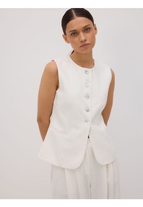 Reserved - Taliowana kamizelka z lnem - biały. Kolor: biały. Materiał: len