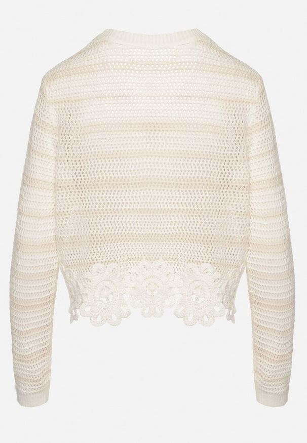 Born2be - Biało-Beżowy Ażurowy Sweter Ozdobiony Koronką o Krótkim Kroju Ivelavira. Okazja: na co dzień. Kolor: biały. Materiał: koronka. Długość: krótkie. Wzór: aplikacja, koronka, ażurowy. Styl: elegancki, casual