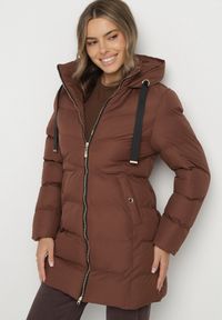 Born2be - Brązowa Długa Pikowana Kurtka z Kapturem i Dwustronnym Suwakiem Naorinae. Okazja: na co dzień, do pracy. Typ kołnierza: kaptur. Kolor: brązowy. Materiał: jeans. Długość rękawa: długi rękaw. Długość: długie. Sezon: zima. Styl: casual, elegancki #1