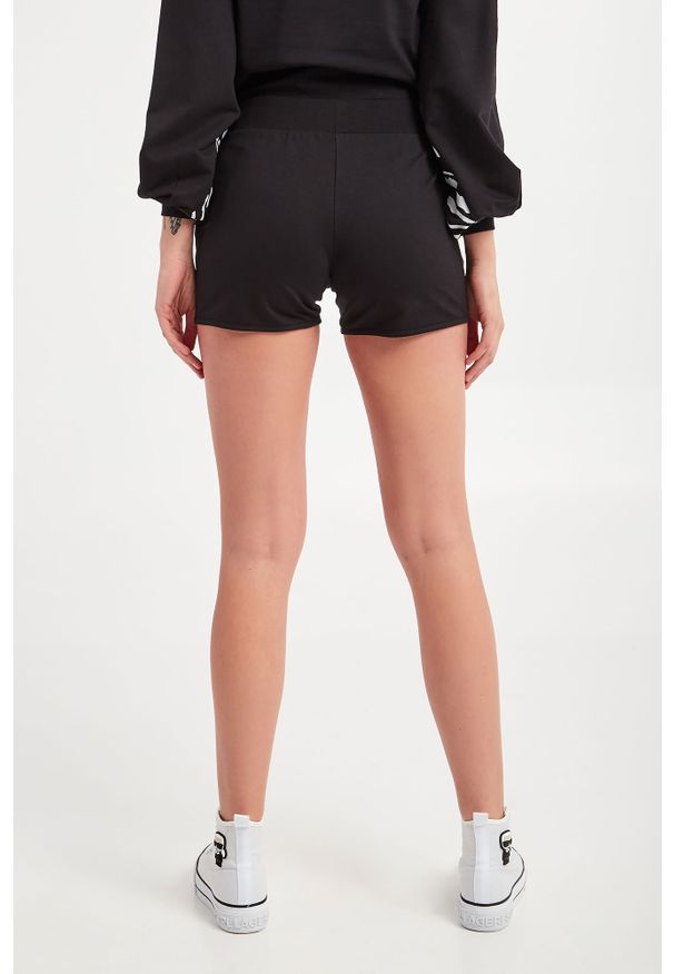 EA7 Emporio Armani - Spodenki EA7 EMPORIO ARMANI. Materiał: elastan, bawełna, tkanina. Wzór: nadruk, aplikacja