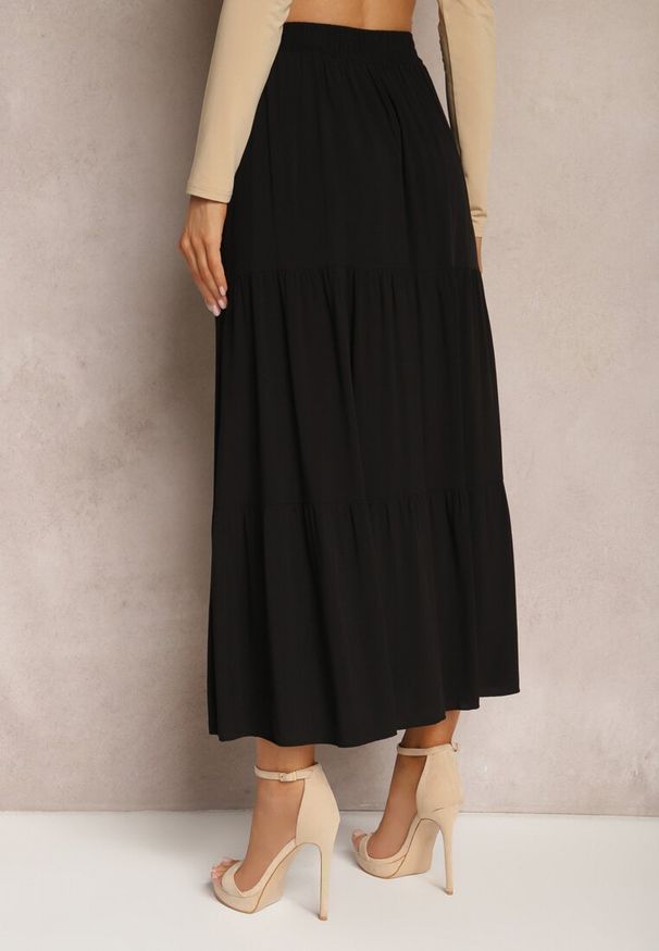 Renee - Czarna Rozkloszowana Spódnica Maxi z Wiskozy z Materiałowymi Paskami Wintelis. Okazja: do pracy. Kolor: czarny. Materiał: wiskoza, materiał. Wzór: paski. Styl: elegancki