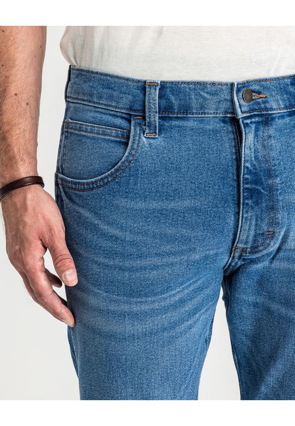 Wrangler - MESKIE SPODNIE WRANGLER RUSTLER REGULAR ABYSS BLUE 112356516 W100018376. Okazja: na co dzień, do pracy. Styl: klasyczny, casual, elegancki
