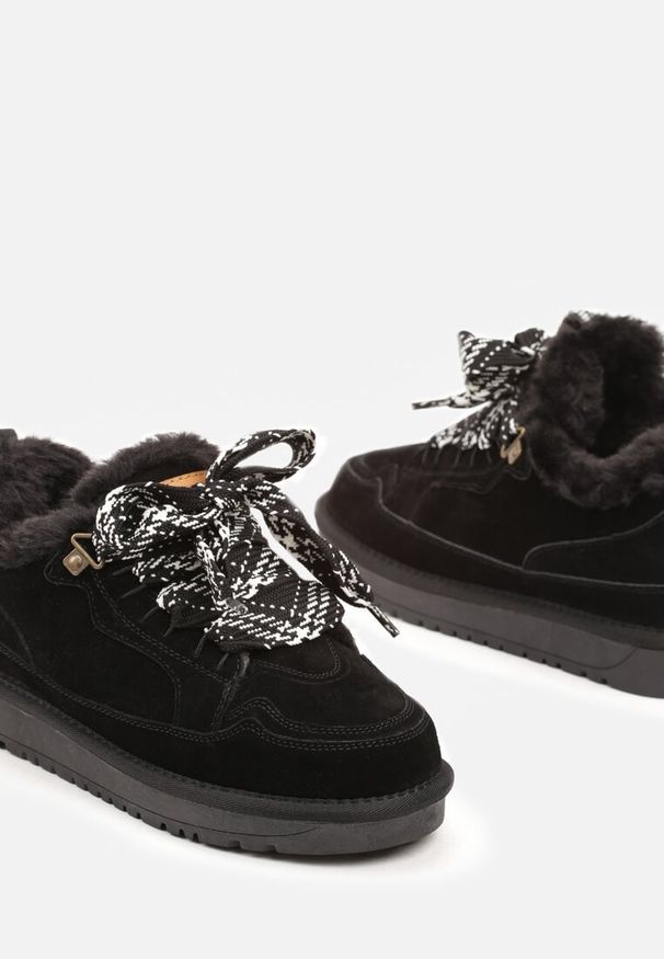 Renee - Czarne Śniegowce Typu Sneakersy ze Skóry Naturalnej Wyściełane Futerkiem Venalise. Nosek buta: okrągły. Zapięcie: sznurówki. Kolor: czarny. Materiał: skóra, futro. Sezon: zima. Obcas: na obcasie. Wysokość obcasa: niski