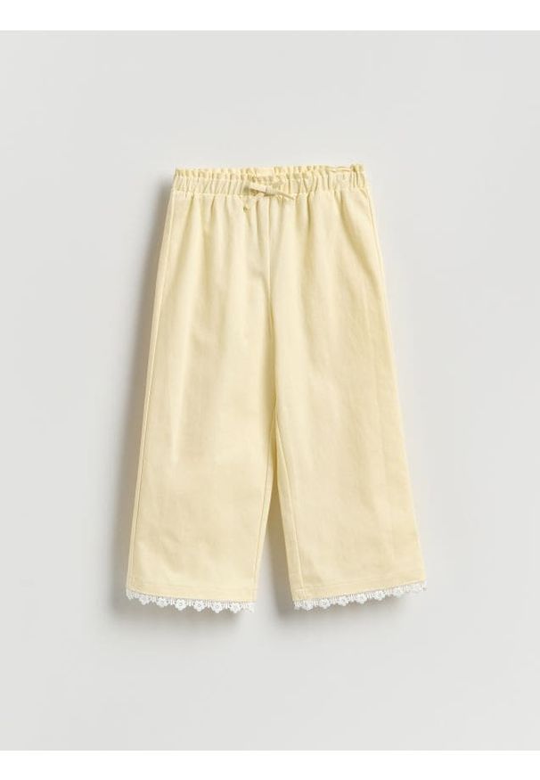 Reserved - Spodnie z koronką - jasnożółty. Kolor: żółty. Materiał: koronka. Wzór: koronka