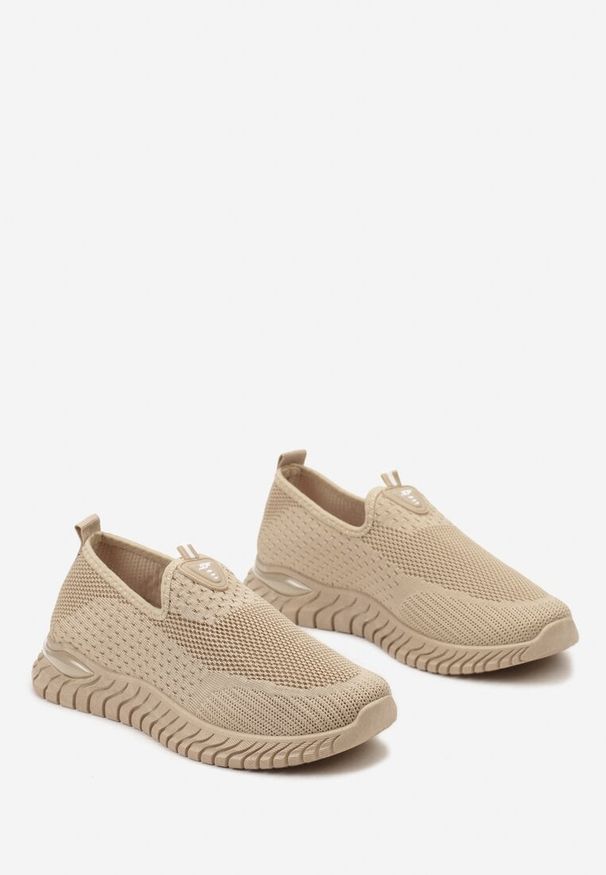 Born2be - Ciemnobeżowe Buty Sportowe Wsuwane z Elastyczną Cholewką Risacada. Okazja: na co dzień. Zapięcie: bez zapięcia. Kolor: beżowy. Materiał: jeans. Szerokość cholewki: normalna. Obcas: na obcasie. Wysokość obcasa: niski