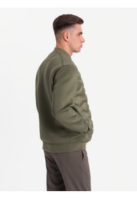Ombre Clothing - Kurtka bomberka męska z pikowanym wzorem – ciemnooliwkowa V3. Typ kołnierza: kołnierzyk stójkowy. Kolor: oliwkowy. Materiał: syntetyk, poliester, materiał. Wzór: aplikacja, nadruk. Styl: sportowy, elegancki #3