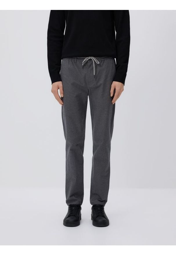 Reserved - Spodnie carrot z wiązaniem - ciemnoszary. Kolor: szary. Materiał: tkanina, wiskoza