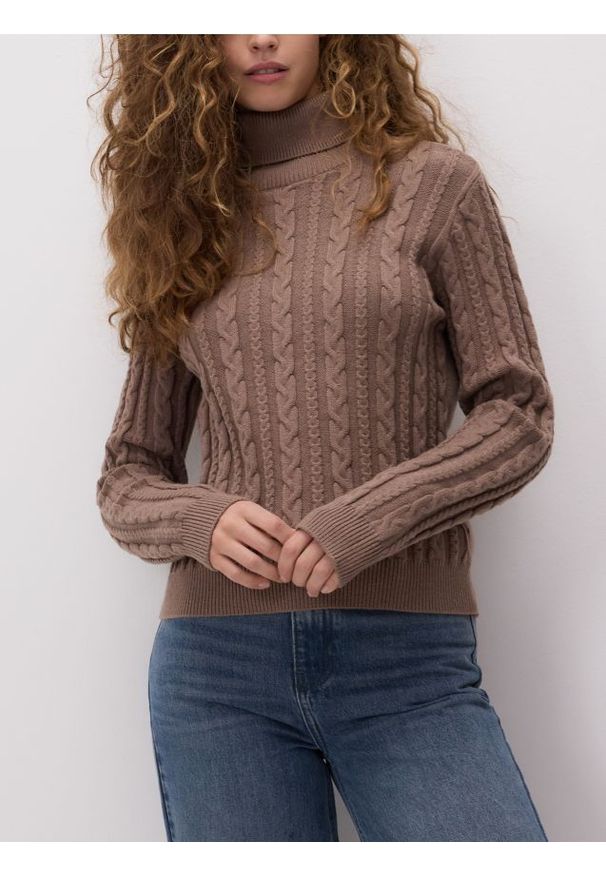 Reserved - Golf z dekoracyjnym splotem - brązowy. Typ kołnierza: golf. Kolor: brązowy. Materiał: dzianina, wiskoza. Wzór: ze splotem