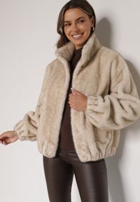 Born2be - Beżowa Kurtka Futerko o Kroju Bomberki z Kieszeniami Tiwedara. Okazja: na co dzień. Typ kołnierza: kołnierzyk stójkowy. Kolor: beżowy. Materiał: futro. Styl: elegancki, casual #2