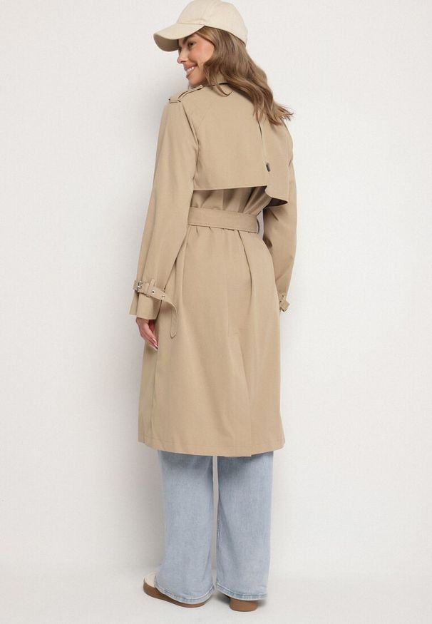 Born2be - Ciemnobeżowy Płaszcz Dwurzędowy Trencz Ozdobiony Paskiem i Pagonami Malwissa. Okazja: na co dzień. Kolor: beżowy. Materiał: jeans. Wzór: aplikacja. Sezon: wiosna, jesień. Styl: casual, elegancki