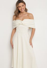 Born2be - Beżowa Rozkloszowana Sukienka z Odsłoniętymi Ramionami i Drapowaniem Odilene. Okazja: na imprezę. Kolor: beżowy. Sezon: lato. Typ sukienki: z odkrytymi ramionami. Styl: elegancki #6