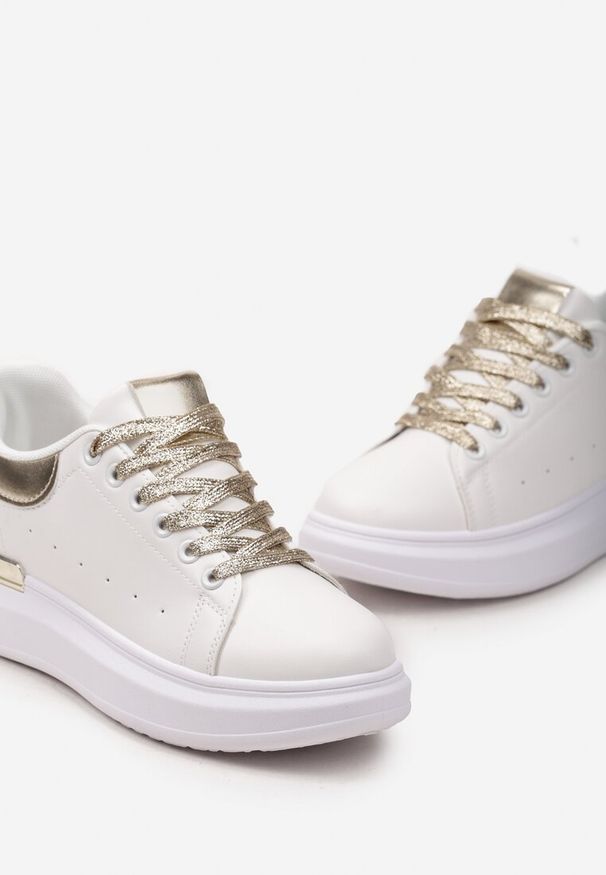 Born2be - Biało-Złote Sneakersy na Platformie z Metaliczną Wstawką i Brokatowymi Sznurówkami Wuriana. Kolor: biały. Materiał: skóra. Obcas: na platformie