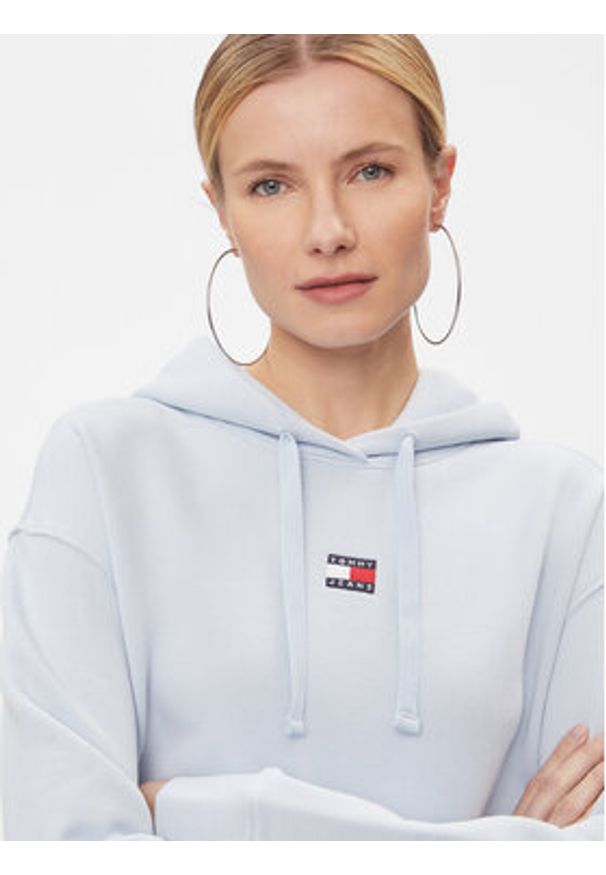 Tommy Jeans Bluza Badge DW0DW17326 Błękitny Boxy Fit. Kolor: niebieski. Materiał: bawełna