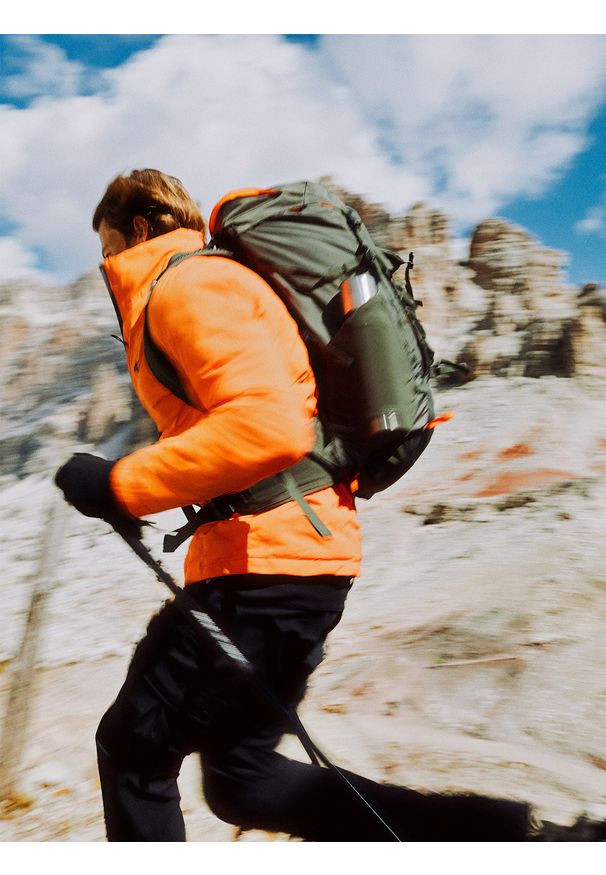 4f - 4F Kurtka puchowa trekkingowa z wypełnieniem syntetycznym męska - czerwona L. Typ kołnierza: kołnierzyk stójkowy. Kolor: czerwony. Materiał: syntetyk, puch. Technologia: Primaloft. Wzór: gładki. Sport: wspinaczka, turystyka piesza