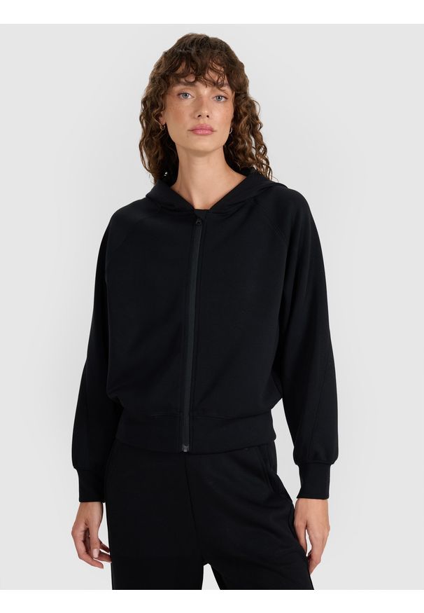 4f - 4F Bluza dresowa rozpinana z modalem damska - czarna XS. Okazja: na co dzień. Typ kołnierza: kaptur. Kolor: czarny. Materiał: dresówka. Długość rękawa: raglanowy rękaw. Wzór: gładki, ze splotem. Styl: casual, sportowy
