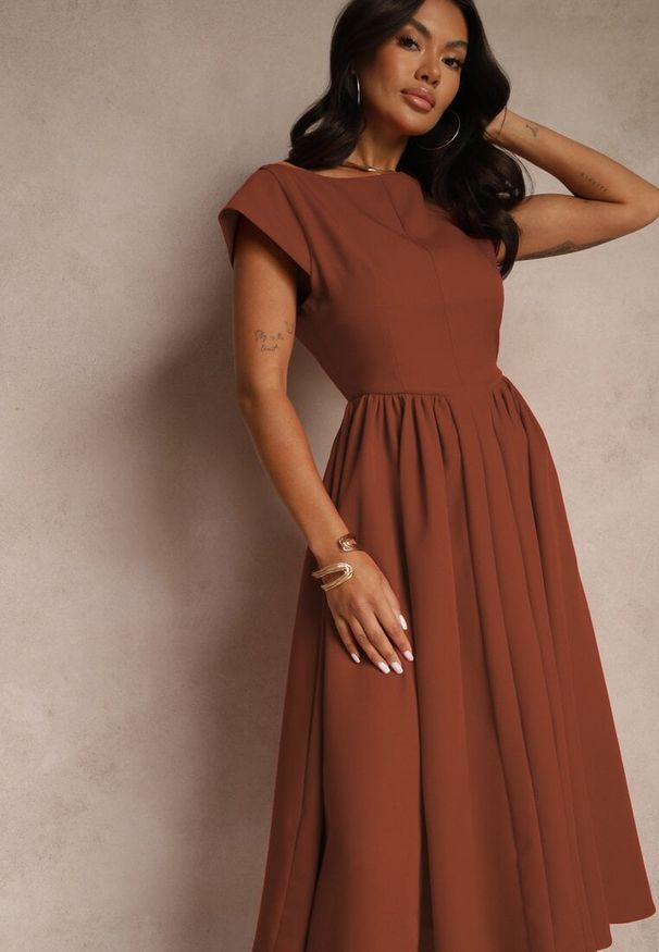 Renee - Brązowa Sukienka Vices o Rozkloszowanym Kroju z Dekoltem w Kształcie Łódki Milioria. Kolor: brązowy. Długość rękawa: krótki rękaw. Styl: klasyczny
