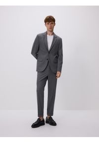 Reserved - Spodnie garniturowe z kantem - ciemnoszary. Kolor: szary. Materiał: tkanina, wiskoza #1