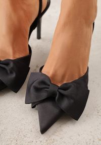 Renee - Czarne Szpilki o Satynowym Wykończeniu z Aplikacją w Kształcie Kokardy Gihaen. Okazja: do pracy. Kolor: czarny. Materiał: satyna. Wzór: aplikacja. Obcas: na szpilce #4