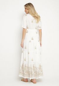 Born2be - Biała Wiskozowa Sukienka Boho o Rozkloszowanym Kroju z Haftem i Wiązaniem Lilvanis. Okazja: na co dzień. Typ kołnierza: dekolt w serek. Kolor: biały. Materiał: wiskoza. Długość rękawa: krótki rękaw. Wzór: haft. Styl: boho #7