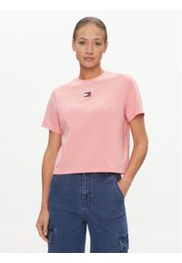Tommy Jeans T-Shirt Badge DW0DW17391 Różowy Boxy Fit. Kolor: różowy. Materiał: bawełna, syntetyk