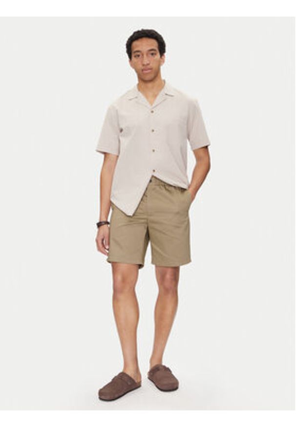 AMI PARIS - AMI Paris Szorty materiałowe HSO303.CO0103 Khaki Regular Fit. Kolor: brązowy. Materiał: bawełna