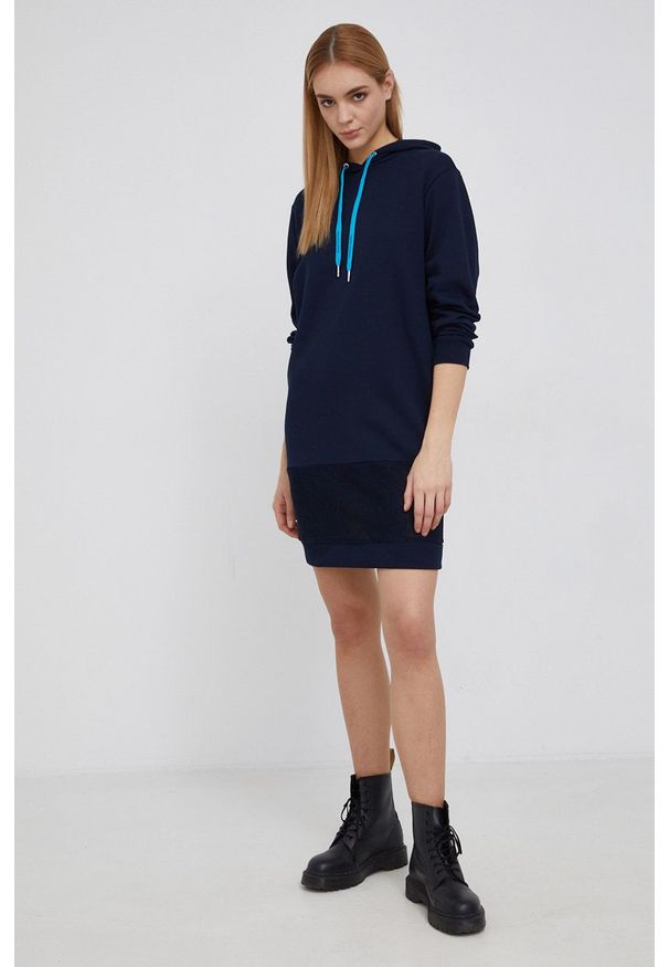 Armani Exchange Sukienka kolor granatowy mini prosta. Okazja: na co dzień. Typ kołnierza: kaptur. Kolor: niebieski. Wzór: gładki. Typ sukienki: proste. Materiał: dzianina. Długość rękawa: długi rękaw. Styl: casual. Długość: mini