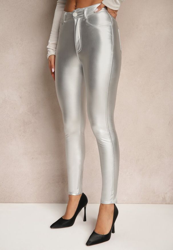 Renee - Srebrne Spodnie o Kroju Skinny z Ekoskóry Zorlemi. Okazja: na co dzień. Stan: podwyższony. Kolor: srebrny. Materiał: koronka. Sezon: zima. Styl: elegancki, casual
