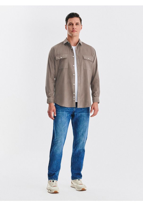 Pako Lorente - PAKO LORENTE - Brązowa koszula sztruksowa z kieszeniami na piersi. Okazja: na co dzień. Kolor: brązowy. Materiał: sztruks. Długość rękawa: długi rękaw. Długość: długie. Sezon: jesień. Styl: casual