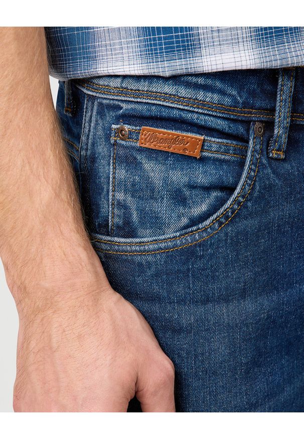 Wrangler - WRANGLER MĘSKIE SPODENKI JEANSOWE WRANGLER TEXAS SHORTS MEADOW HAZE 112362506. Materiał: jeans