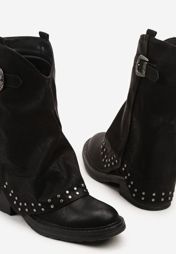 Born2be - Czarne Botki z Wywiniętą Cholewką Zdobione Nitami i Klamerką Rilenaria. Okazja: na co dzień. Kolor: czarny. Materiał: jeans. Szerokość cholewki: normalna. Wzór: aplikacja. Styl: casual, elegancki
