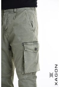 Xagon Spodnie Cargo | P2603 2CR4086 | Mężczyzna | Zielony. Okazja: na co dzień. Kolor: zielony. Materiał: bawełna, elastan. Długość: długie. Wzór: aplikacja. Styl: casual #4