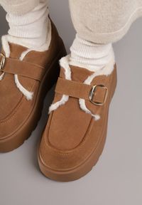 Born2be - Jasnobrązowe Śniegowce na Grubej Podeszwie z Paskiem z Klamerką i Futerkiem Uwedina. Nosek buta: okrągły. Zapięcie: pasek. Kolor: brązowy. Materiał: futro. Sezon: zima. Obcas: na obcasie. Styl: klasyczny. Wysokość obcasa: średni #5