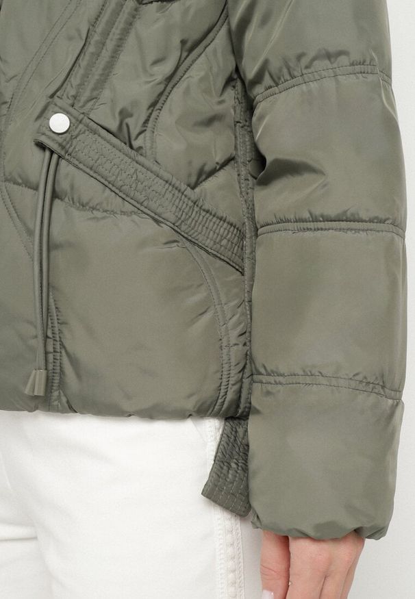 Born2be - Zielona Kurtka z Kapturem Ozdobiona Przeszyciami i Sznurkami Boledia. Okazja: na co dzień. Typ kołnierza: kaptur. Kolor: zielony. Materiał: jeans. Wzór: aplikacja. Styl: casual