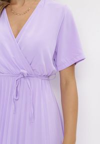 Born2be - Fioletowa Sukienka Plisowana Maxi z Wiązanym Paskiem Dianiza. Kolor: fioletowy. Materiał: materiał. Długość: maxi #4