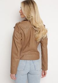 Born2be - Brązowa Kurtka Ramoneska z Ekoskóry Zapinana Asymetrycznie na Suwak z Przeszyciami Passaflora. Okazja: na co dzień. Kolor: brązowy. Materiał: jeans. Styl: casual, klasyczny, rockowy #4
