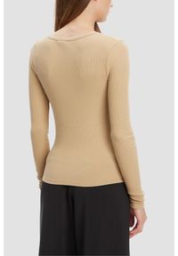 Guess - GUESS Beżowy damski longsleeve Colette. Kolor: beżowy. Długość rękawa: długi rękaw