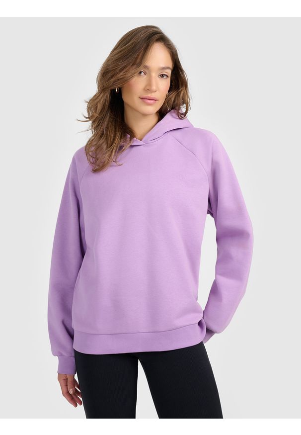 4f - 4F Bluza dresowa nierozpinana z kapturem damska - fioletowa M. Okazja: na co dzień. Typ kołnierza: kaptur. Kolor: fioletowy. Materiał: dresówka. Styl: klasyczny, casual, sportowy