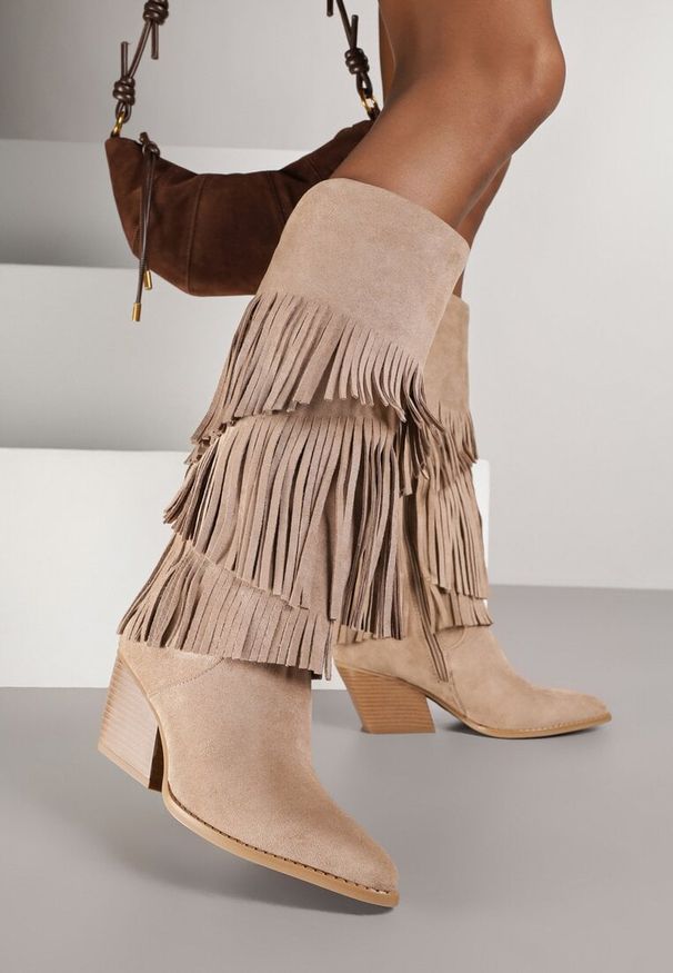 Renee - Ciemnobeżowe Kozaki Kowbojki na Stożku Ozdobione Frędzlami Giolanda. Okazja: na co dzień. Kolor: beżowy. Wzór: aplikacja. Obcas: na stożku. Styl: casual. Wysokość obcasa: średni