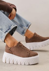 Born2be - Ciemnobeżowe Sneakersy VICES na Grubej Tłoczonej Podeszwie Cheka. Okazja: na co dzień. Zapięcie: sznurówki. Kolor: beżowy. Materiał: jeans #1