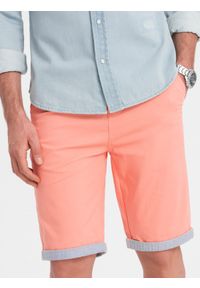 Ombre Clothing - Szorty męskie chinosy z kontrastowym podwinięciem – łososiowe V9. Okazja: na imprezę, do pracy, na co dzień. Kolor: pomarańczowy. Materiał: tkanina, elastan, bawełna. Długość: krótkie. Wzór: kolorowy. Sezon: lato. Styl: wakacyjny, casual