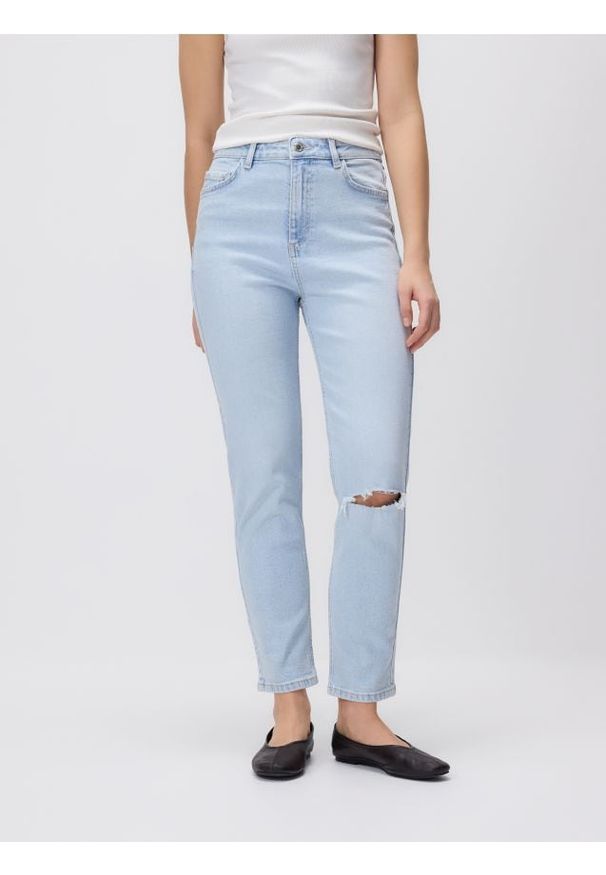 Reserved - Jeansy mom fit z rozcięciem - niebieski. Kolor: niebieski